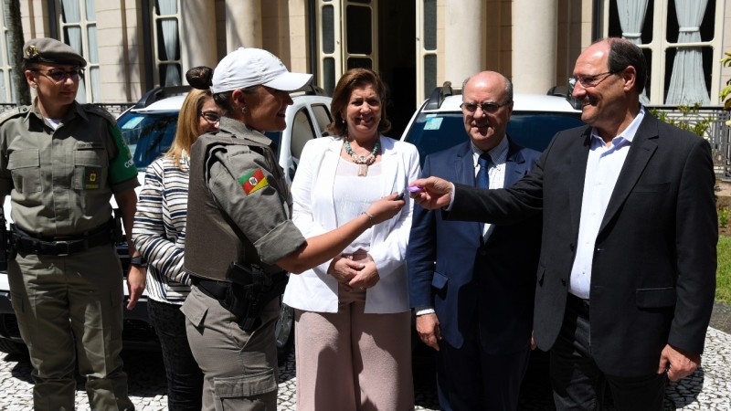 A entrega dos veículos ocorreu na manhã desta quinta-feira (8), no Palácio Piratini.