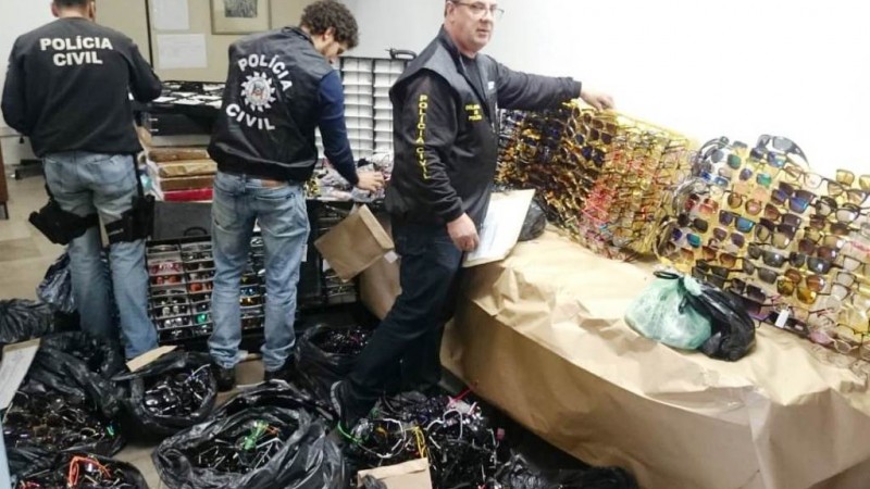 Mais de três mil óculos de grau e de sol, fabricados fora da normatização prevista foram apreendidos no centro da Capital.