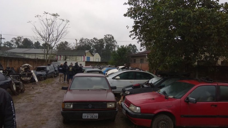 Um estabelecimento foi interditado e cerca de 20 toneladas de sucata automotiva apreendidas.