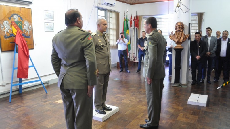 Natural de Erechim, Hoffmann foi chefe do Estado-Maior do CRPO Planalto e comandou o 3º BPChoque e o 3º RPMon