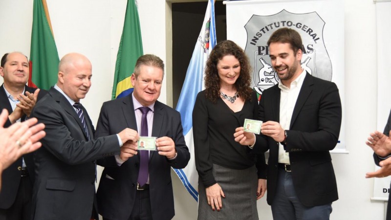 Governador e vice foram os primeiros a receber a nova documentação no Estado