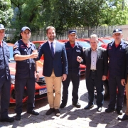 Com viaturas ao fundo, governador Eduardo Leite e vice-governador Ranolfo Vieira Júnior seguram chaves dos veículos entregues aos Bombeiros. Ao lado deles, servidores da corporação e o deputado Frederico Antunes.