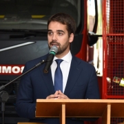 Governador Eduardo Leite, atrás de um púlpito, fala ao microfone na solenidade dos 124 anos do 1º Batalhão de Bombeiro Militar da Capital.
