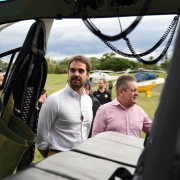 Através da porta de helicóptero usado na Operação Integrada Metropolitana, aparecem o governador, Eduardo Leite, e o vice-governador, Ranolfo Vieira Júnior.