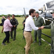 Governador e vice-governador cumprimentam agentes próximo a helicóptero usado na Operação Integrada Metropolitana