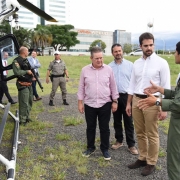 Governador, Eduardo Leite, vice-governador, Ranolfo Vieira Júnior, e secretário adjunto da Segurança Pública, Marcelo Gomes Frota, acompanharam decolagem de helicópteros para a Operação Integrada Metropolitana.