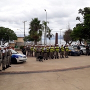 Efetivos de forças de segurança em Guaíba participam da Operação Integrada Metropolitana. Na foto, viaturas e soldados em fila.
