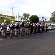 Efetivos de forças de segurança em Sapiranga participam da Operação Integrada Metropolitana. Na foto, viaturas e soldados em fila.
