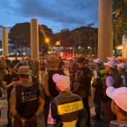Efetivos de forças de segurança em Canoas participam da Operação Integrada Metropolitana. Na foto, viaturas e soldados em fila.
