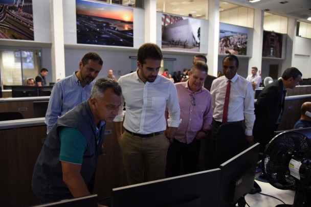 Governador, Eduardo Leite, e vice-governador, Ranolfo Vieira Júnior, observam monitores na sala de monitoramento da operações.
