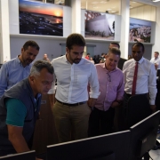 Governador, Eduardo Leite, e vice-governador, Ranolfo Vieira Júnior, observam monitores na sala de monitoramento da operações.