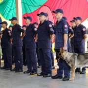 Batalhão que atende 61 cidades dos Vales do Rio Pardo e Taquari celebra 54 anos. Na foto, soldados em fila. Na ponta direita, um soldado é acompanhado por um cão policial.