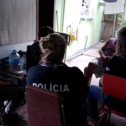 Policial civil e agente da Polícia Civil femininas conversam com mulher visitada pela Patrulha Maria da Penha