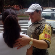 Policial militar feminina conversa com mulher durante ação da Patrulha Maria da Penha na 3ª Operação Integrada Metropolitana
