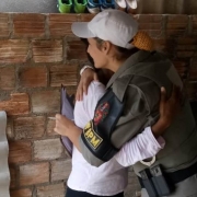 Policial militar feminina da patrulha Maria da Penha abraço mulher visitada durante Operação Integrada Metropolitana.