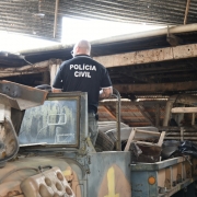 81ª Operação Desmanche em Parobé. Policial civil em meio a peças de ferro-velho.