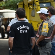 Policial civil e policial militar no local da 81ª Operação Desmanche, em Parobé.