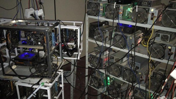 Estantes com computadores e equipamentos do laboratório clandestino de mineração de criptomoedas montado para lavagem de dinheiro do tráfico de drogas.