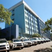 Viaturas e ambulâncias na frente do prédio do HBM de Porto Alegre.