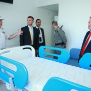 Autoridades visitam leito de saúde inaugurado no HBM de Porto Alegre.
