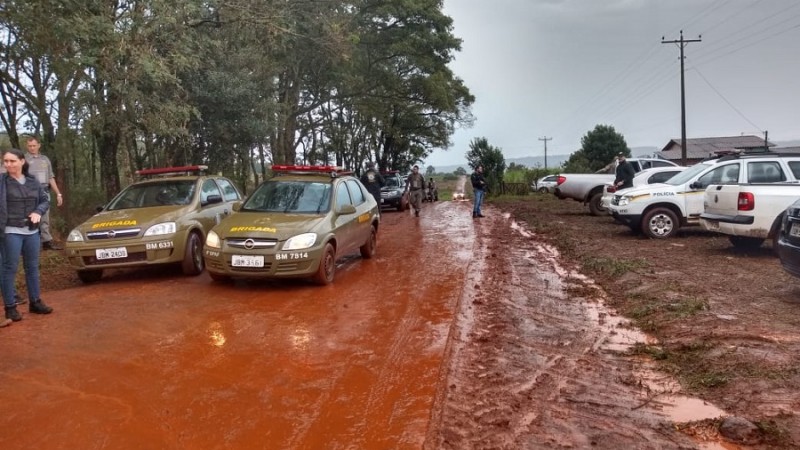 Viaturas da BM em estrada de chão embarrada durante cerco aos criminosos que assaltaram banco em Porto Xavier.