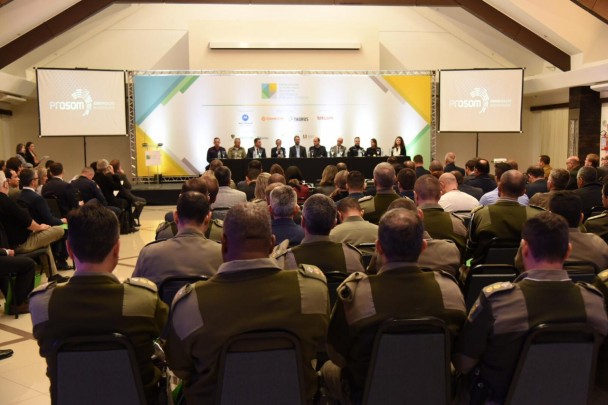 Auditório de hotel em Gramado, lotado de participantes do Fórum Nacional de Tecnologia e Inovação na Segurança Pública.