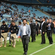 Delegação com autoridades do RS, de outros Estado, da União e da Conmebol fez visita técnica nas dependências da Arena do Grêmio. Na foto, aparecem no gramado do estádio, à beira do campo.