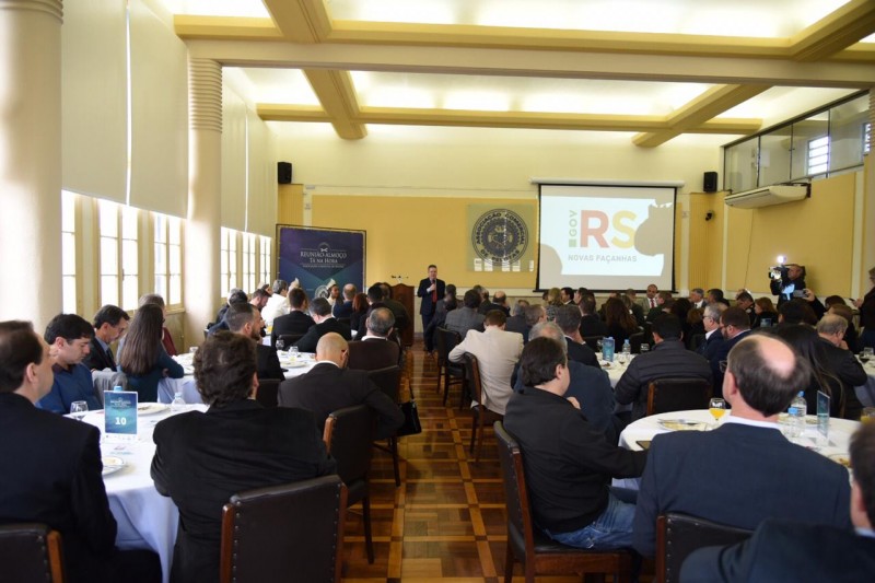 Salão lotado para apresentação do RS Seguro pelo vice-governador Ranolfo Vieira Júnior na Associação Comercial de Pelotas. Ao fundo, banner do evento e telão com a nova marca do governo estadual.