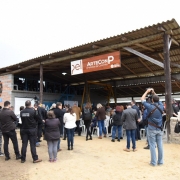 Pessoas aglomeradas em torno do galpão da fábrica de artefatos de concreto Artecon P, dentro do Presídio Regional de Pelotas.