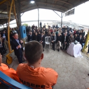 Ranolfo discursa para plateia durante inauguração da Artecon P dentro do galpão da fábrica de artefatos de concreto, no Presídio Regional de Pelotas.