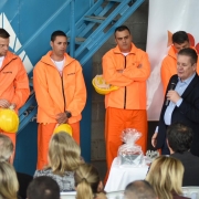 Ranolfo discursa ao lado de quatro dos detentos que irão trabalhar na fábrica de artefatos de concreto Artecon P, dentro do Presídio Regional de Pelotas.