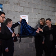 Ranolfo Vieira Júnior, Paula Mascarenhas, Mario Santa Maria Júnior e Marcelo Malizia Cabral descerram placa inaugural da fábrica Artecon P, dentro do Presídio Regional de Pelotas.