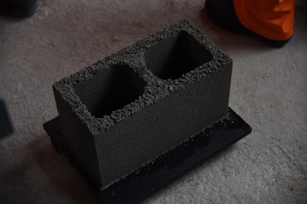 Imagem mostra o primeiro bloco de concreto vazado produzido pela fábrica Artecon P, no Presídio Regional de Pelotas