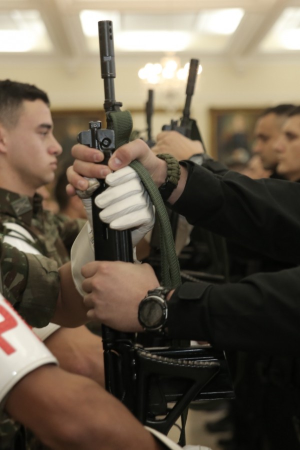 Militares entregam fuzis para agentes do BOPE da BM. 