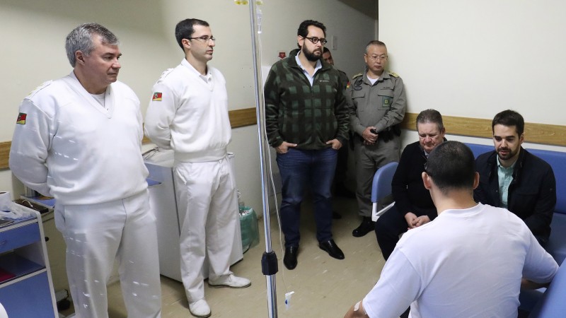 Governador, vice, comandante-geral da BM e secretário de Turismo e Desenvolvimento Econômico visitam no Hospital da Brigada Militar PM que foi ferido em um dos olhos durante manifestação em Porto Alegre.
