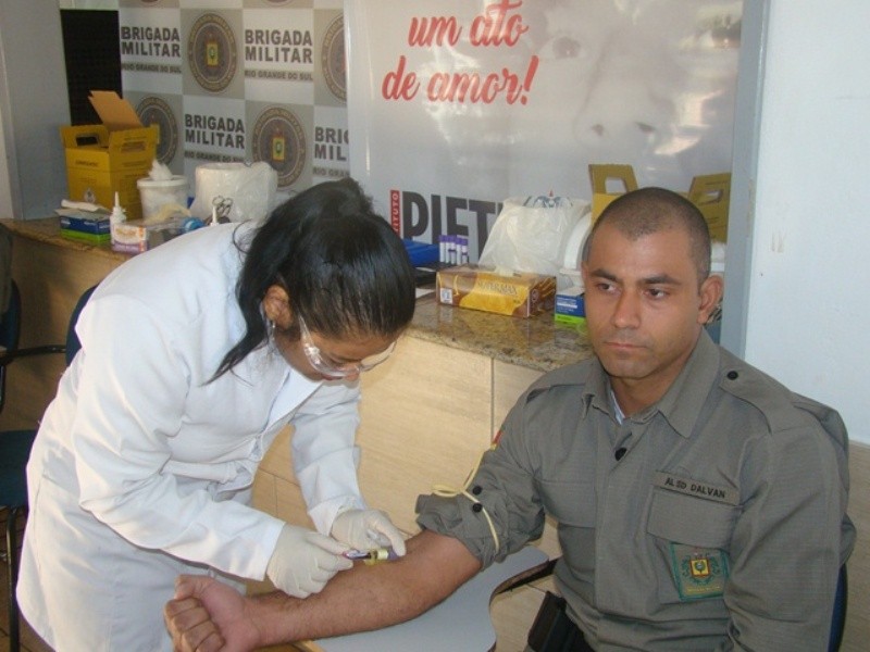 aluno-soldado doando sangue