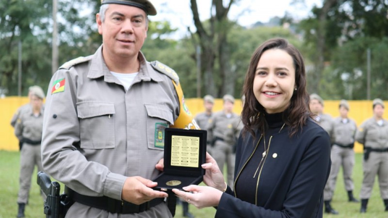 O Comandante do CRBM, coronel José Henrique Gomes Botelho, recebeu a condecoração das mãos da parlamentar