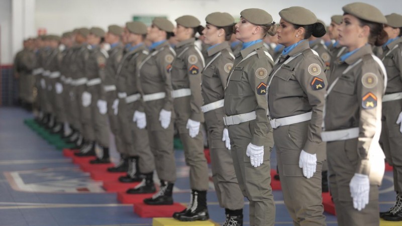 Pioneirismo na Cavalaria da Brigada Militar: Duas policiais militares  femininas concluem curso de especialização fora do Estado - Brigada Militar