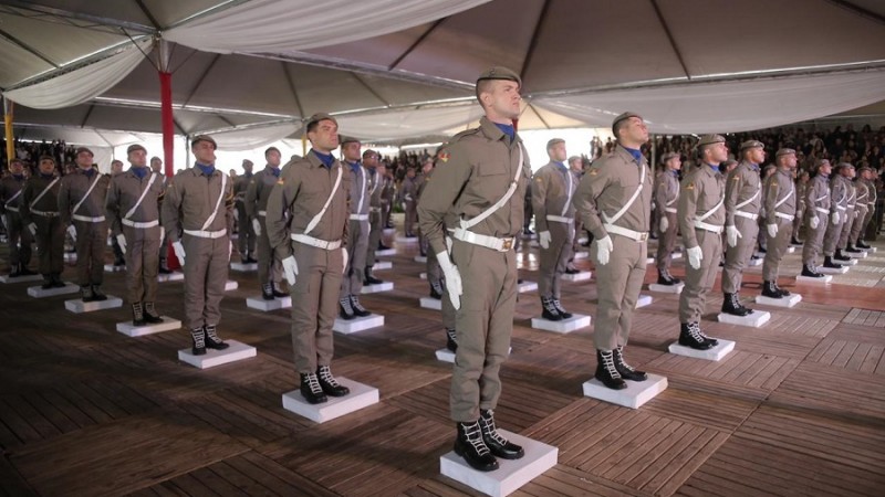 Cerimônia de formatura dos 147 novos policiais militares foi no Centro de Osório. Formandos em filas em posição de sentido.
