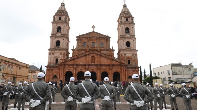 Novos Soldados da Brigada Militar em frente à atedral Angelopolitana, em Santo Ângelo