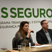 Delegada Viviane e tenente-coronel Egon abriram primeiro dia de seminário. Ao fundo, marca do RS Seguro.