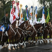 Cavalarianos com bandeiras no Desfile de 7º de setembro em Porto Alegre