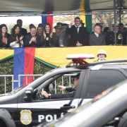 Viatura da Polícia Civil passa diante do palanque de autoridades no Desfile de 7º de setembro em Porto Alegre