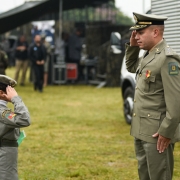 Menina fardada bate continência para oficial da Brigada Militar