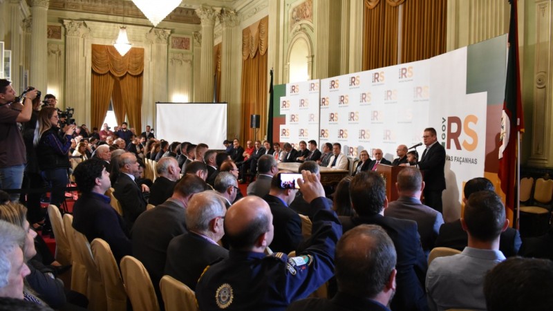 Senadores, deputados e autoridades estaduais participaram da solenidade no Salão Negrinho do Pastoreio, no Palácio Piratini