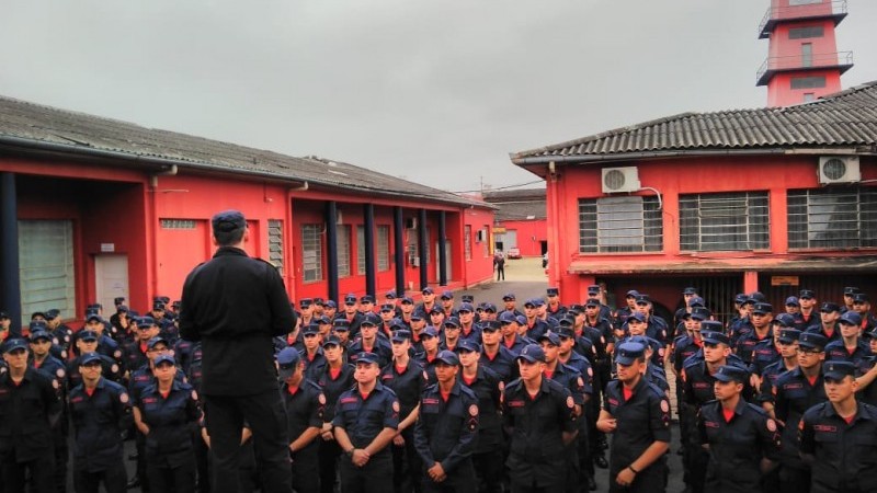 Comandante-Geral da Instituição recepcionando os novos bombeiros militares