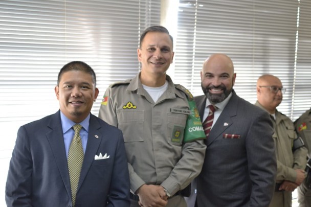 Chefe de comunicação da BM, ten-cel. Cilon aparece ao centro da foto, acompanhado dos americanos e diretores da D.A.R.E Rafael Morales e Ruel Fuentecilla.