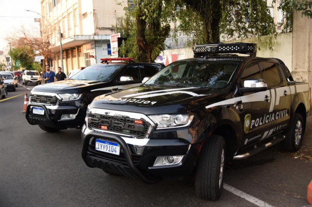 Duas novas viaturas da Polícia Civil de Santa Cruz do Sul estacionadas em sentido oblíquo, lado a lado, de frente para a rua.