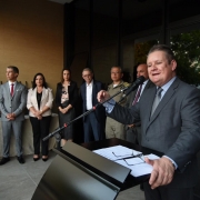 Vice-governador Ranolfo Vieira Júnior discursa em púlpito com microfone na frente do prédio revitalizado da DPPA de Santa Cruz do Sul. Ao lado, autoridades observam.