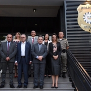 Autoridades posam na escadaria de entrada do prédio revitalizado da DPPA de Santa Cruz do Sul.